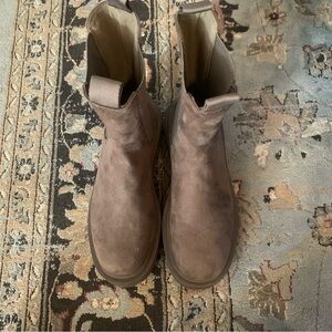 Womens H&m boots size 37 or us size 6. Runs alite bigger more like size 7.